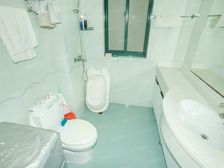 新上房源,小区环境好,全南全明两房,正看小区花园